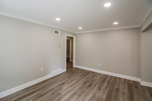 Building Photo - 4600 N Renshaw Dr