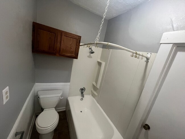 Building Photo - Huge Garage, Fenced Backyard, Laundry