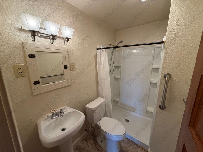 Building Photo - Spacious 2 bedroom 1 bath with a shop