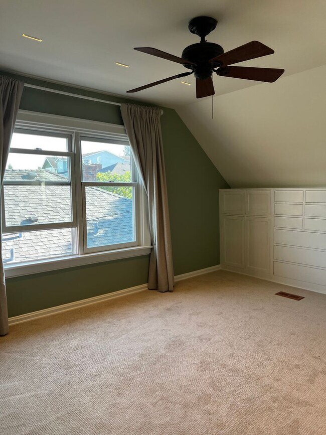 Building Photo - WOW!! West Seattle 4BR/3.5BA Updated Dutch...