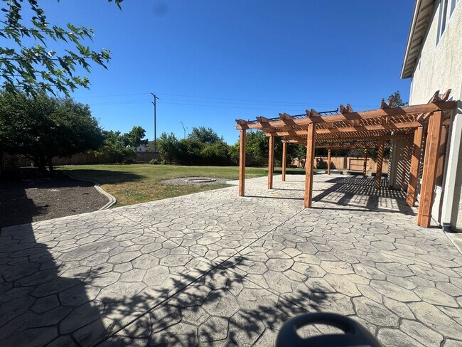 Building Photo - Great Location! 5BD and 3BA in a desirable North Stockton