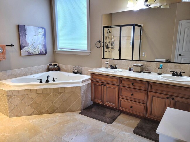 Building Photo - Large South Richland 4 Bed/3 Bath Home