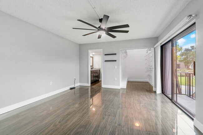 Building Photo - 1015 10th Ct