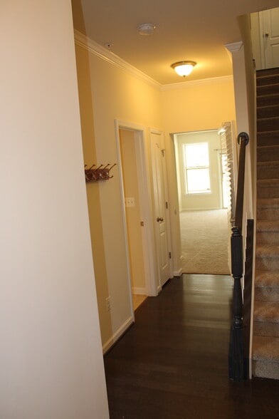 Building Photo - 829 Jarrett Ln