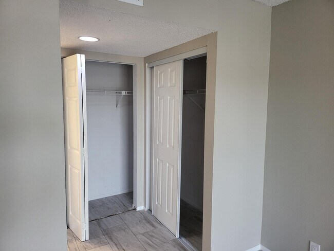 Building Photo - 1562 SE Royal Green Cir