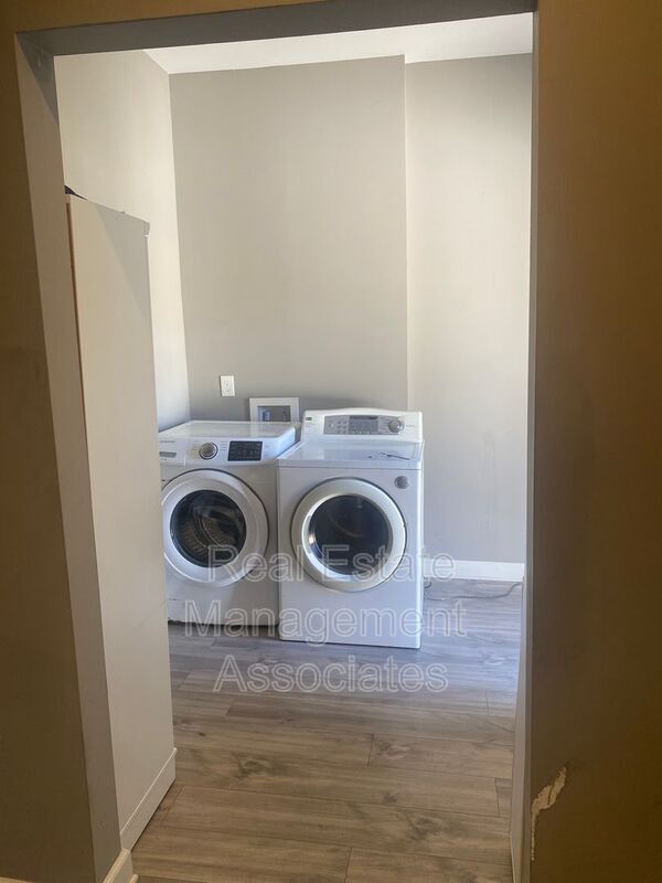 Building Photo - 609 N Hill St