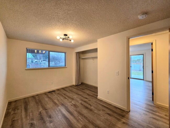 Building Photo - 3 Bed / 2 Bath Rambler – Huge Fenced Yard + 2-Car Garage – Available Now