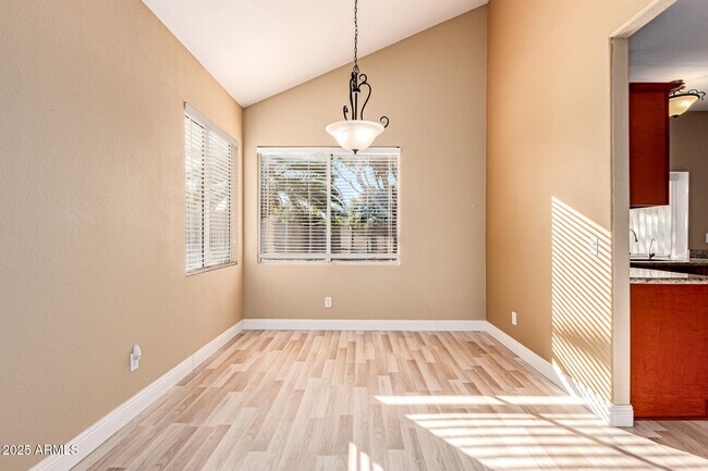 Building Photo - 1110 N Aspen Dr