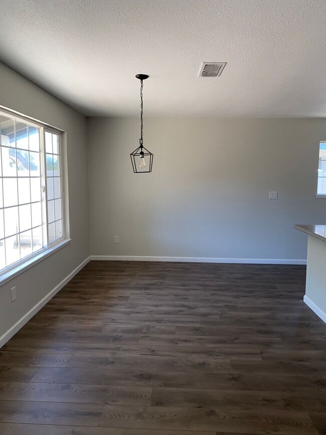 Building Photo - All Freshened Up and Waiting!