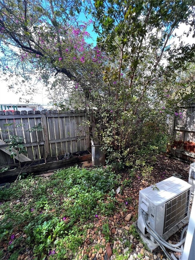 Building Photo - 590 NW 40th Ct
