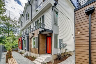 Building Photo - Immaculate 3 Bed 2 Bath Seattle Townhome @ An Incredible Location!