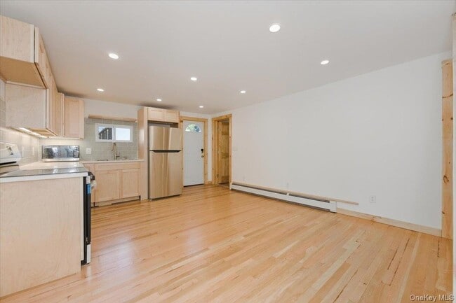 Building Photo - 132 A Raymond St