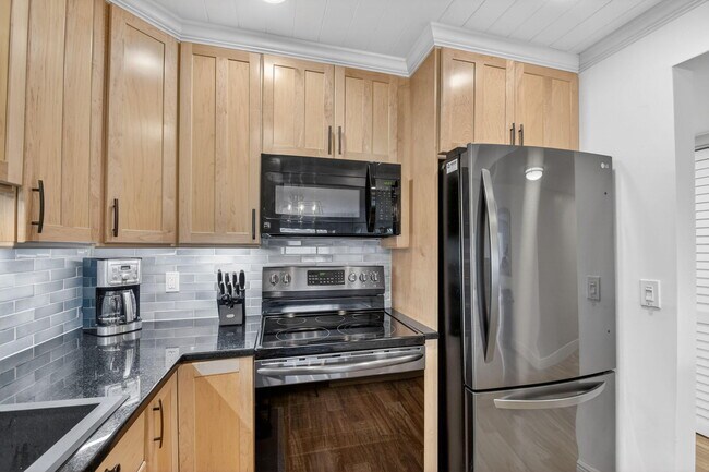 Building Photo - 1502 S Lakeside Dr