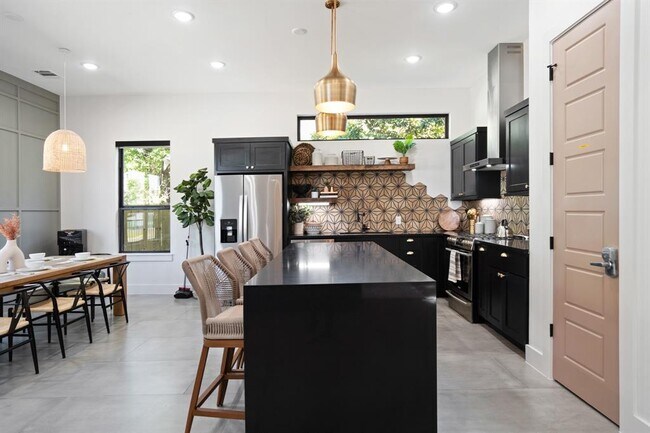 Building Photo - 207 Lockwood Dr