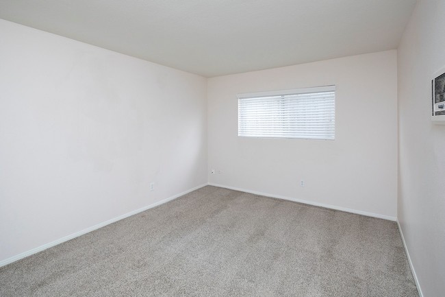 Building Photo - Large 2BR in Pacific Beach w/ a Fireplace and 2 Parking Spaces!