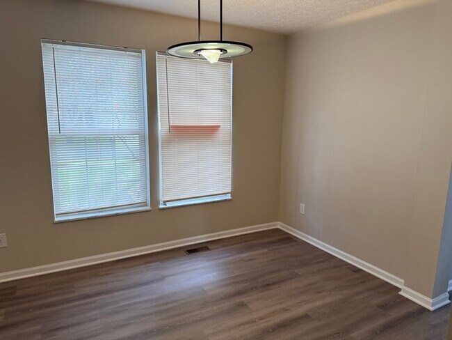 Building Photo - Updated 3 Bed, 2.5 Bath Home