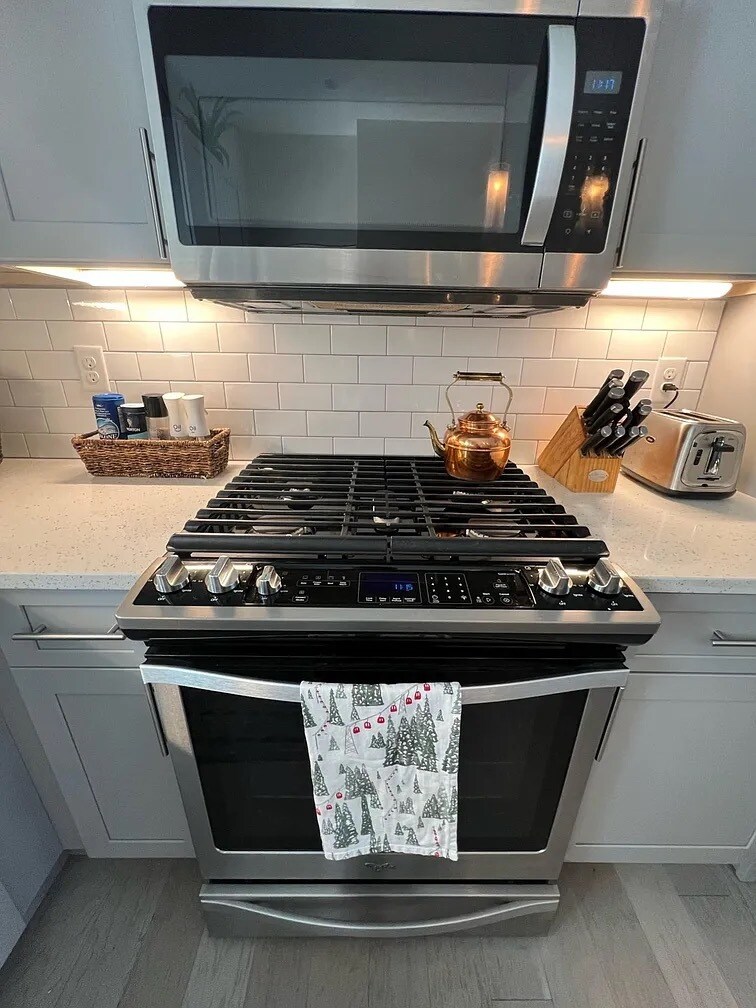 Gas Stove - 2860 W Parkside Pl
