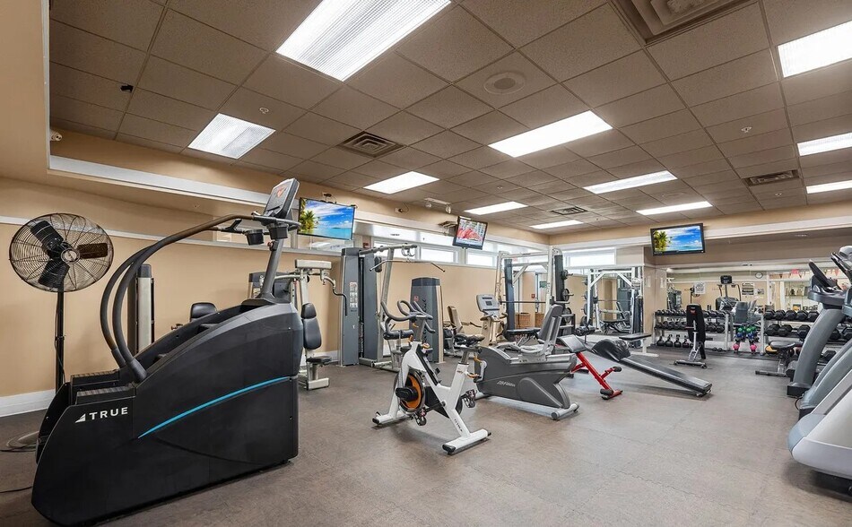 Building Photo - 4311 Camelot Cir