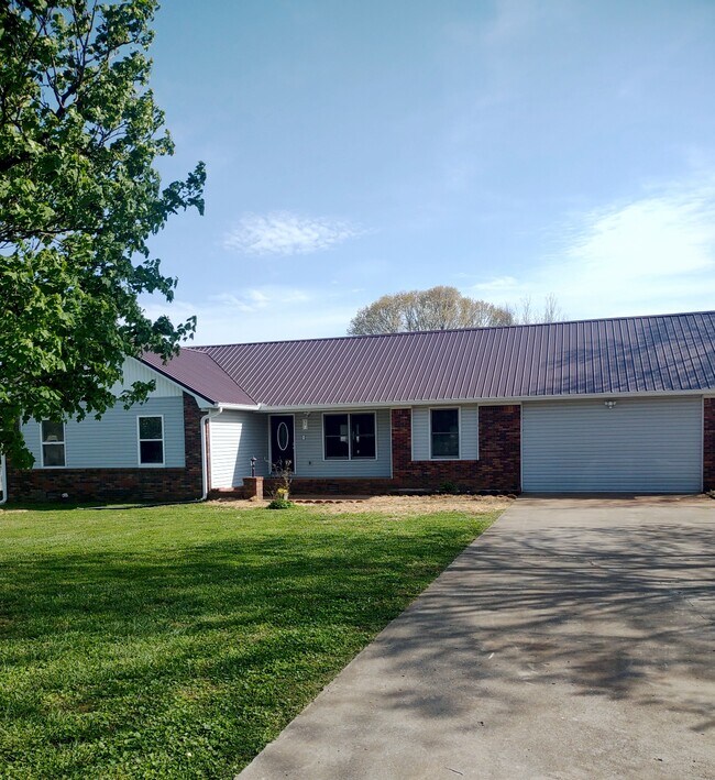 60 foot L-shaped driveway for parking, security lighting on all area of home. Great neighborhood! - 120 Arrow Lands Trl