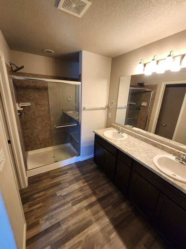 Building Photo - Beautiful Townhome