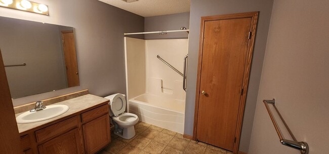Building Photo - Beautiful 3 Bed, End Unit, Town Home for Rent