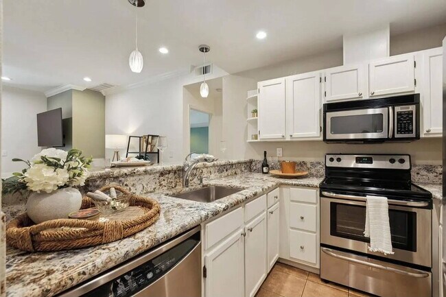 Building Photo - Stylish Golf Course Condo in North San Jose