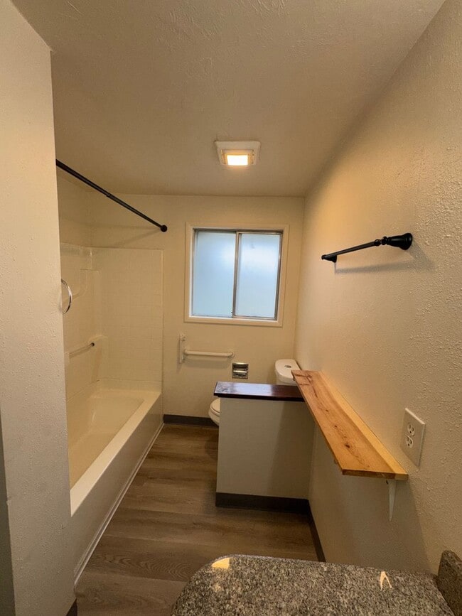 Building Photo - 3 Bedroom, 2 Bath Single Family Home in Cal Young/Gilham Neighborhood