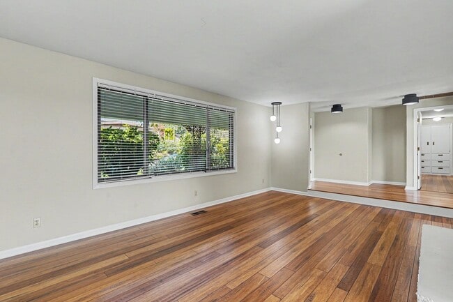 Building Photo - 4 bed, 2 bath single-level home in quiet West Salem neighborhood!