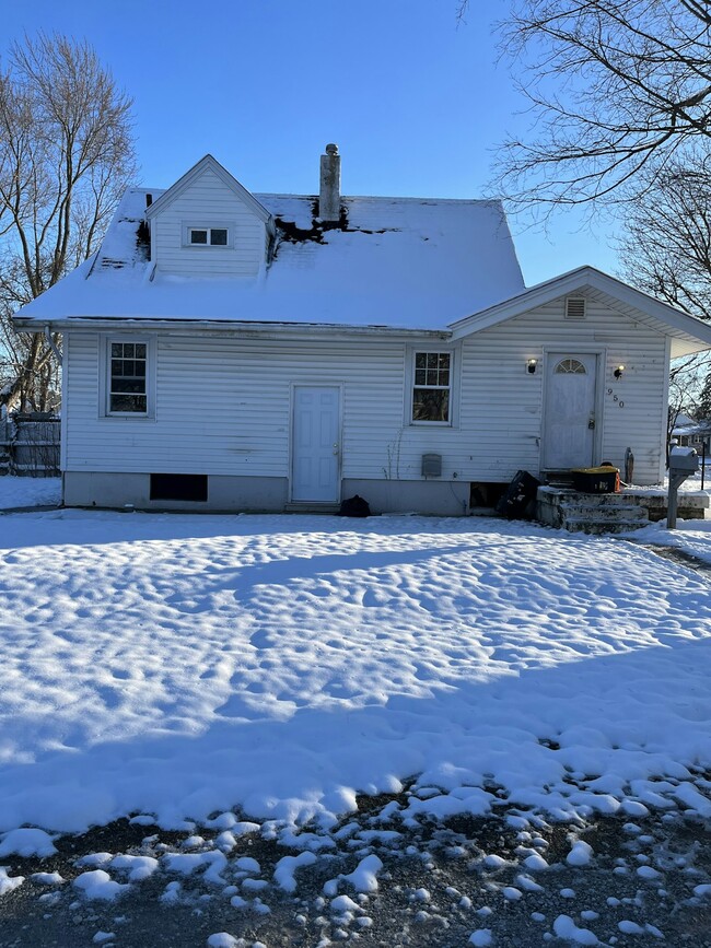 Primary Photo - 950 East Dr