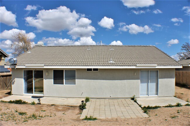 Building Photo - Roomy 4 bedroom home in Hesperia