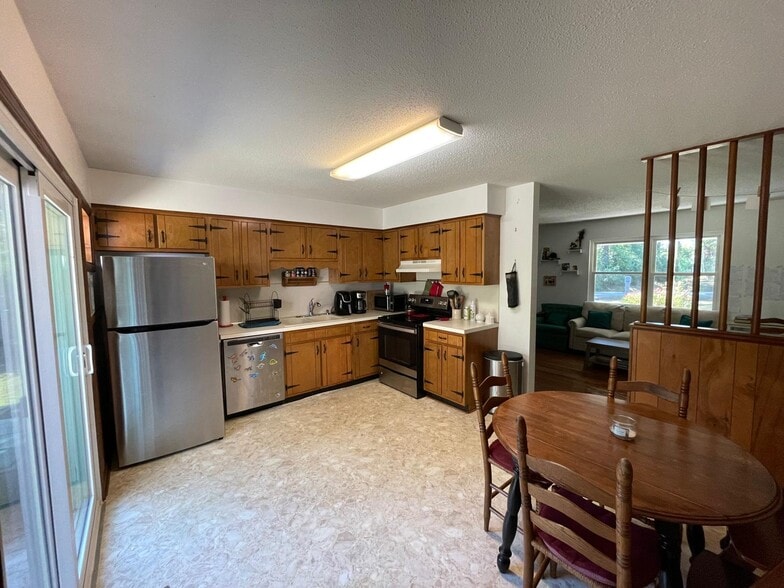 Kitchen - 963 Brynwood Dr