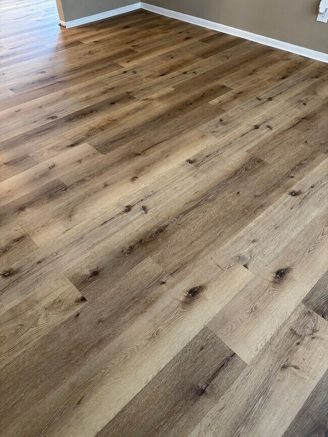 Building Photo - 829 Robinwood Dr