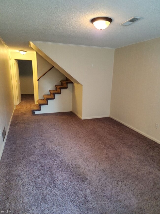 Primary Photo - 3 br, 1.5 bath Duplex - 8 Hawthorne Place 10