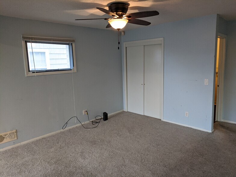 Building Photo - 819 Kenwood Pkwy