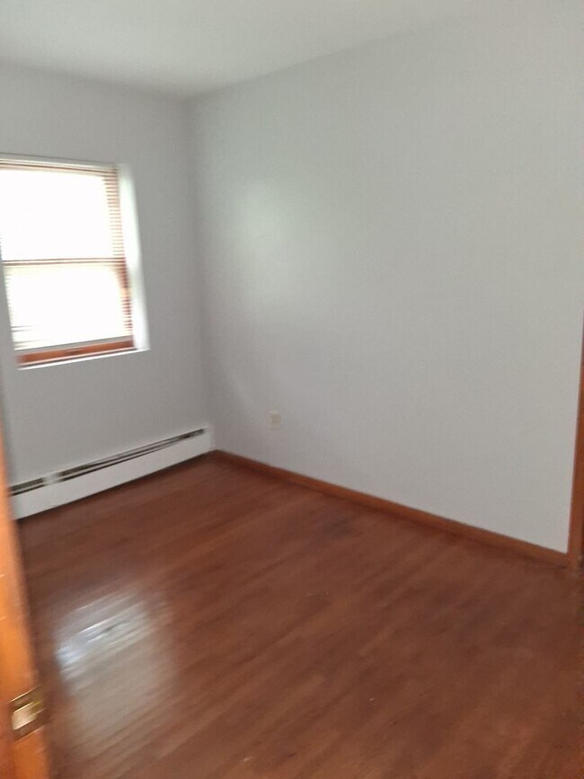 Building Photo - 1 Bedroom 1 Bath in Maplewood  HEAT INCLUDED