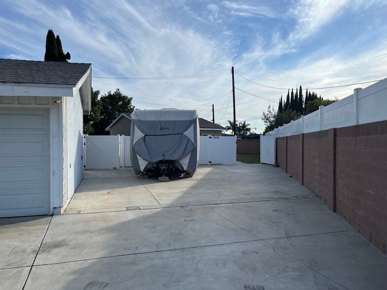 Building Photo - 12225 Brookhaven Park