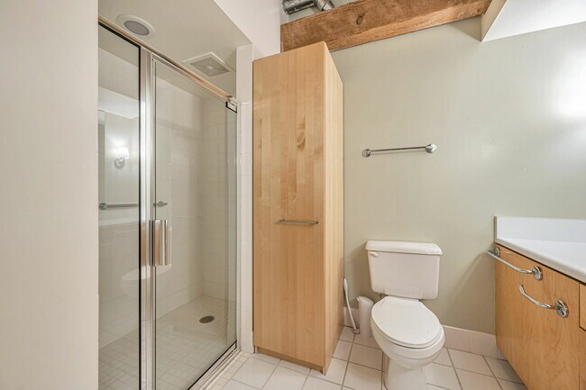 Building Photo - 650 Delancey St