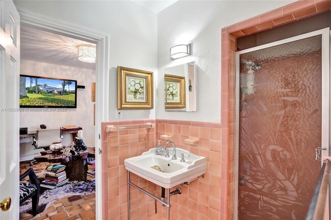 Building Photo - 940 Hollywood Blvd