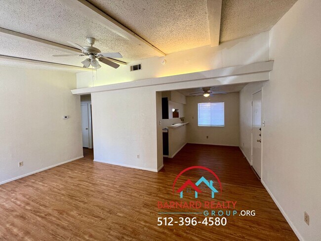 Building Photo - Available Now: 2 bed/1 bath duplex with fenced yard available now!