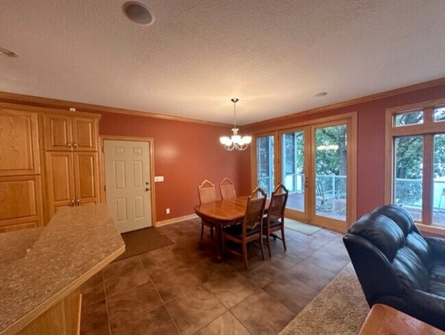 Building Photo - 6 bedroom, 4.5 bath Whitefish chain, 12 mo...