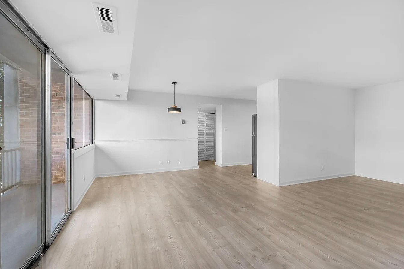 Dining Area - 5851 Quantrell Ave