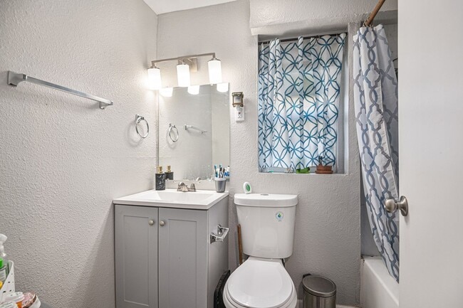 Building Photo - Fully Renovated 2 bed 1 bath in Grand Prai...