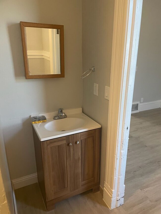 Building Photo - Cute & Clean 1 bedroom & 1 Bathroom
