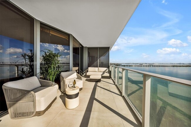 Building Photo - 700 NE 24th St