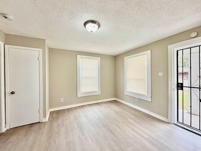 Building Photo - 1448 Menager Rd