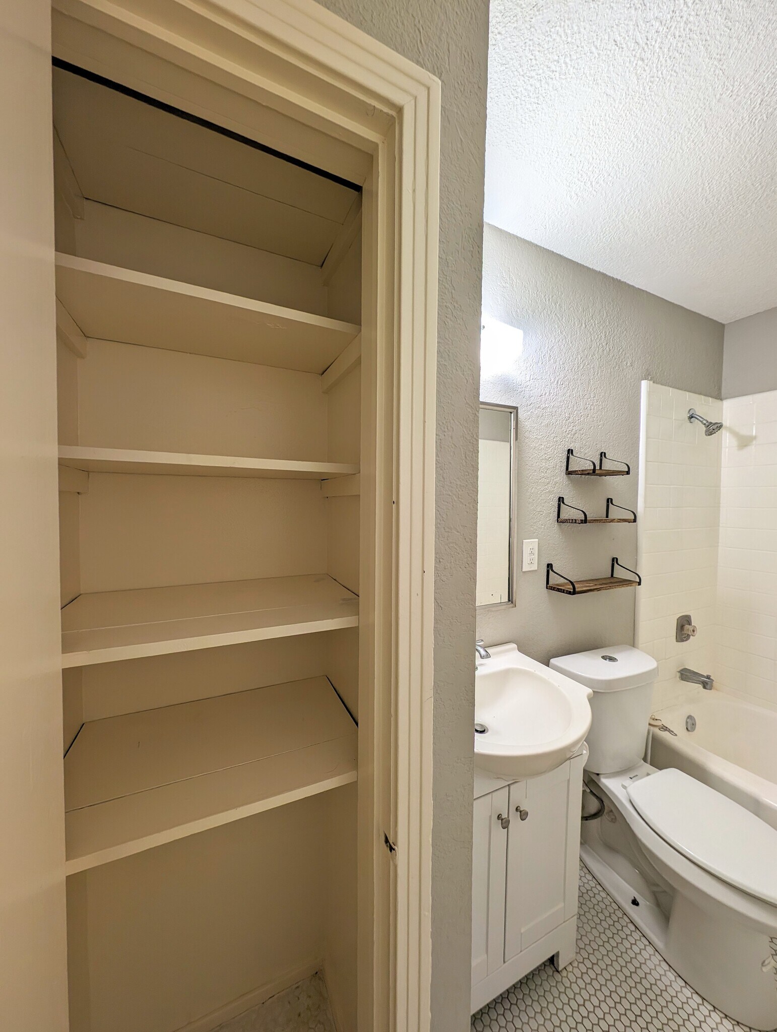 Building Photo - 307 San Angelo