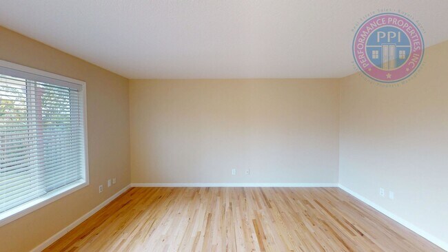 Building Photo - Bethany - Desirable Kaiser Woods / Beautif...