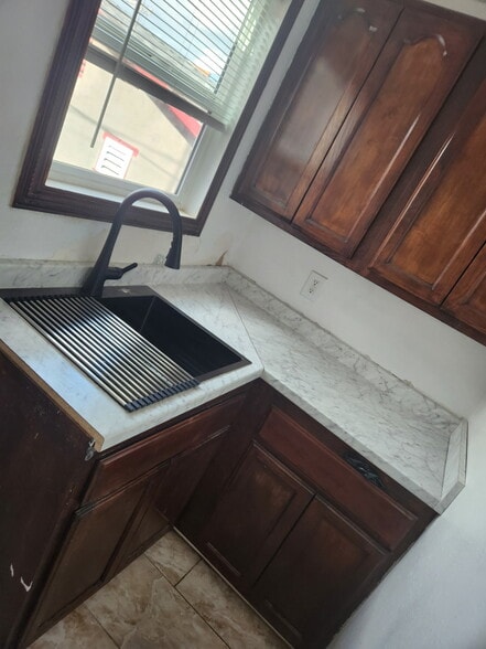 Building Photo - 716 1/2 W 60th St