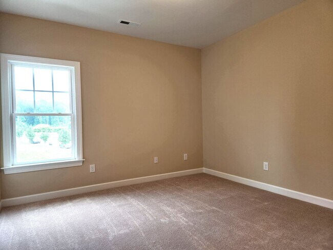 Building Photo - 605 Commonwealth Dr