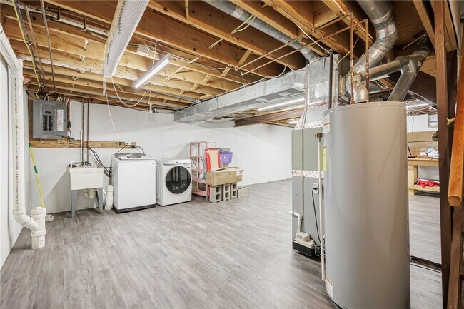 Building Photo - 16 Sanders Farm Dr